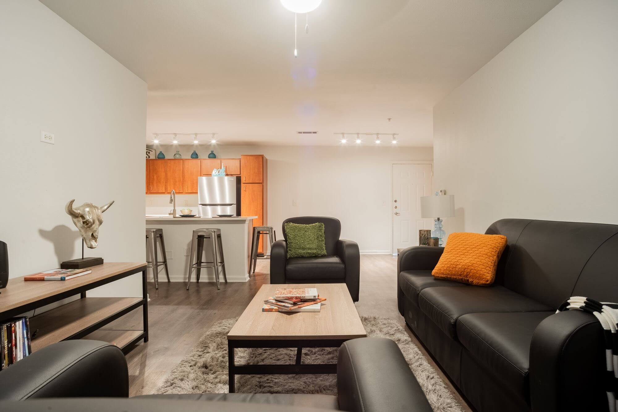 sparq-on-rio-apartments-near-ut-austin-fully-furnished-living-room-and-kitchen