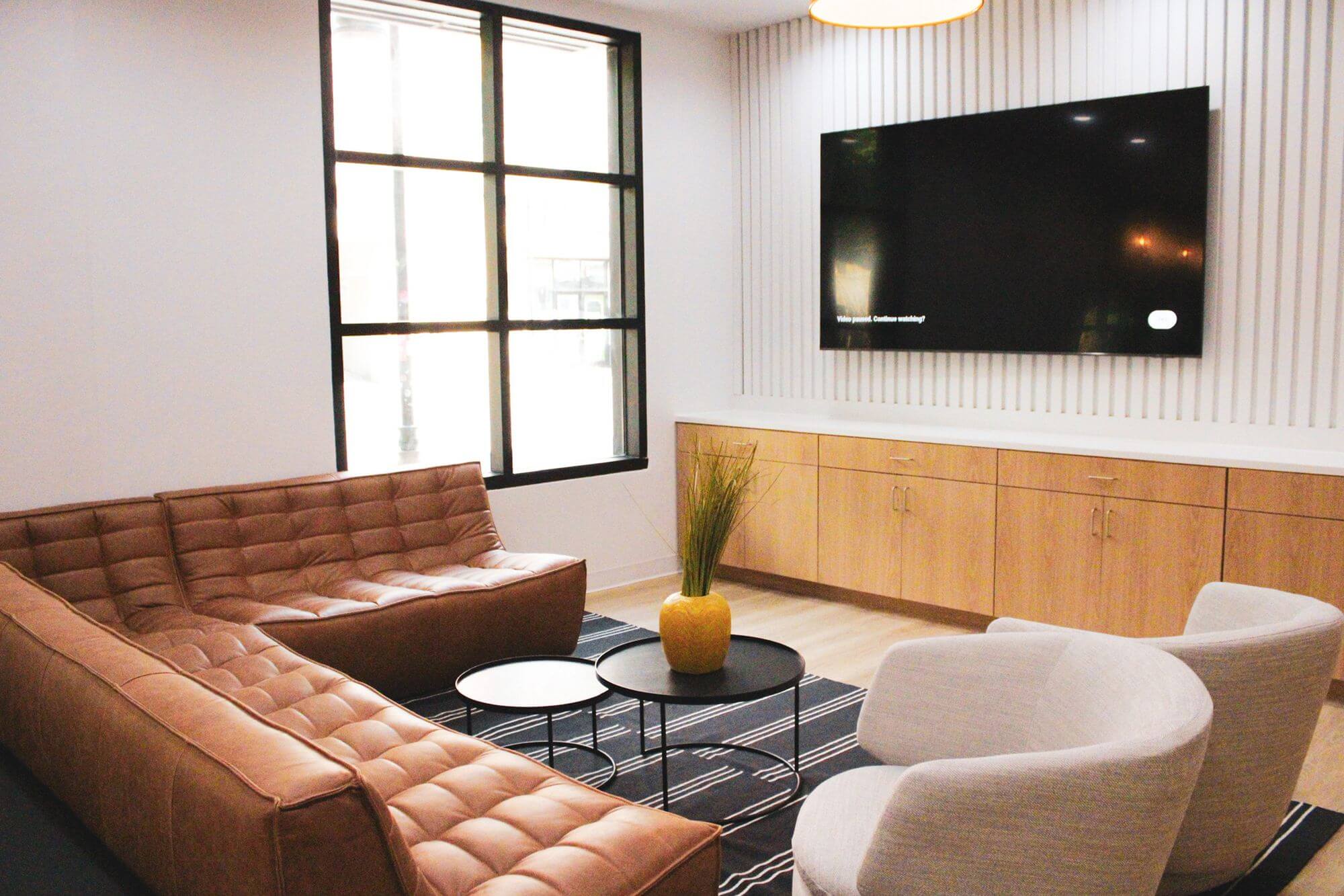 sparq-on-rio-apartments-near-ut-austin-resident-clubhouse-lounge-seating-and-tv
